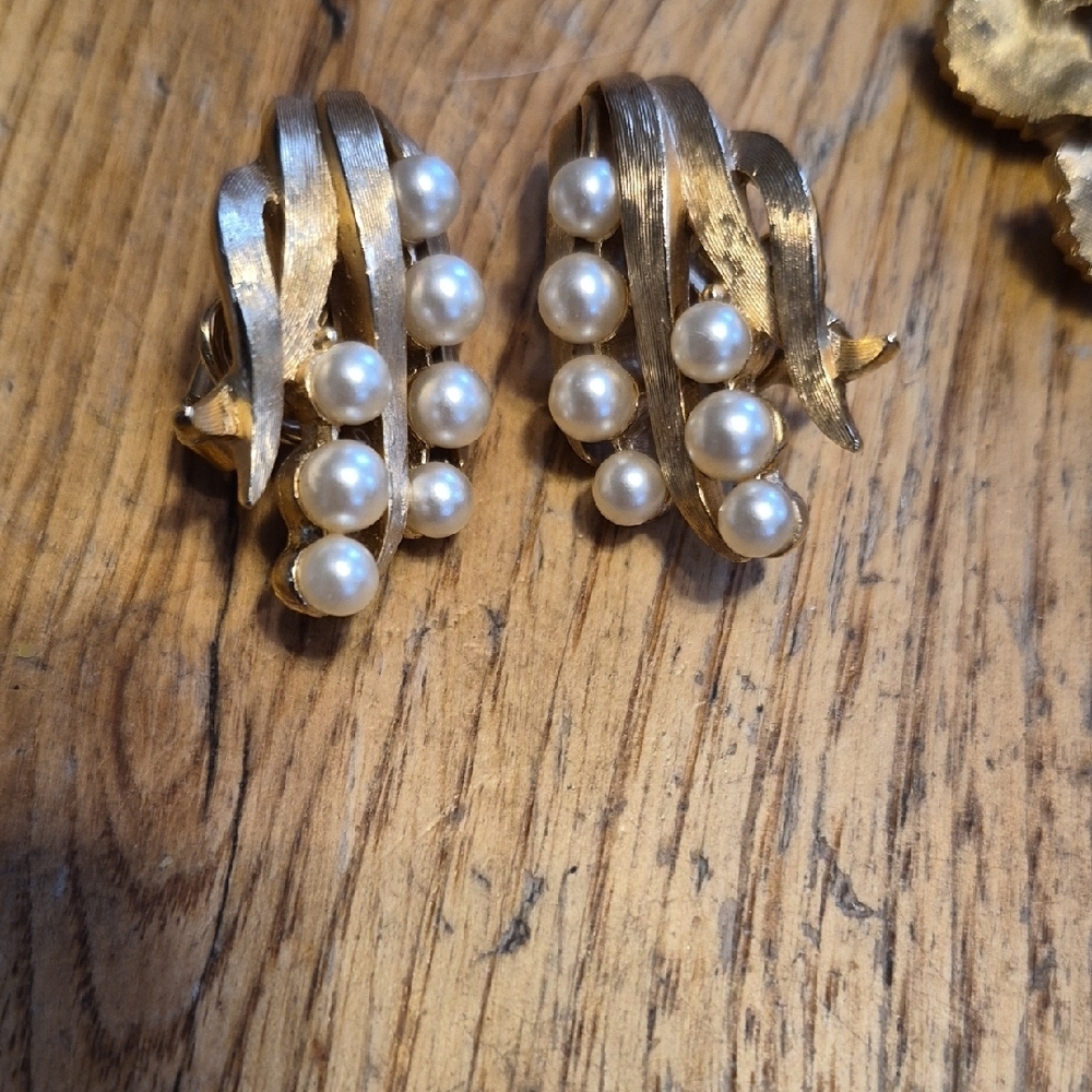 Trifari Gold and Pearl Leaf Jewelry Set - Picture 4 of 7